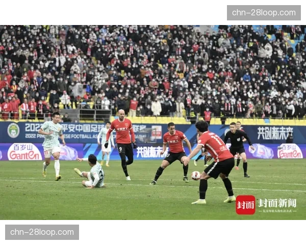 场边：成都凤凰山专业足球场再度响起“金色浪潮”助威