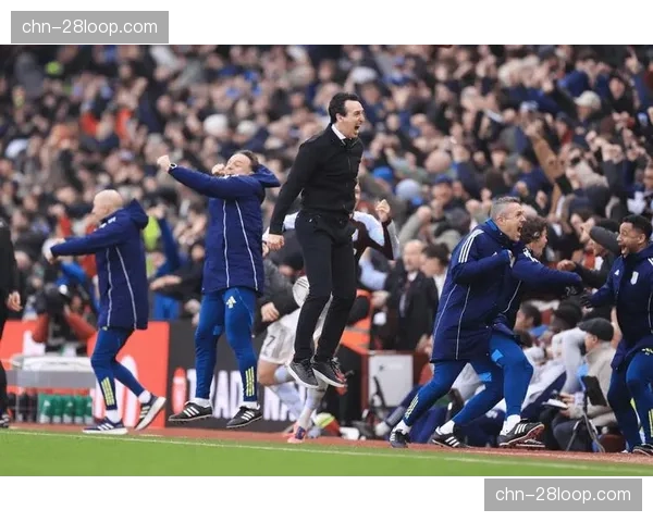 即时战报:曼联半场0-1落后维拉,滕哈赫的中场菱形站位遭遇压制。 即时战报:曼联半场0-1落后维拉,滕哈赫的中场菱形站位遭遇压制。