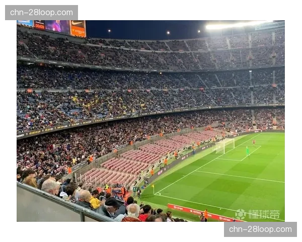 镜头捕捉：看台上小球迷为巴萨屡次射门偏出而掩面叹息