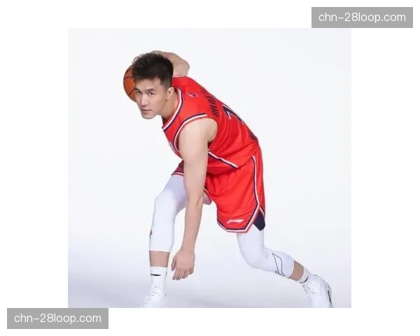 郭艾伦场边为队友鼓掌，因伤缺阵后首次公开亮相球队替补席